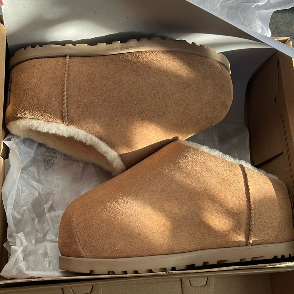 UGG pumped slide for women 
Size 7 US
